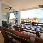 Four Bedroom Cozy In Апартаменты Милна