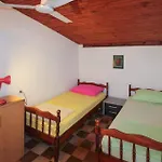 Four Bedroom Cozy In Апартаменты Милна