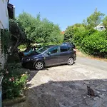 Апартаменты Four Bedroom Cozy In Милна