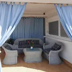 Апартаменты Four Bedroom Cozy In Милна